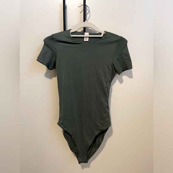 Victoria’s Secret featherweight bodysuit NEW - Picture 4 of 4